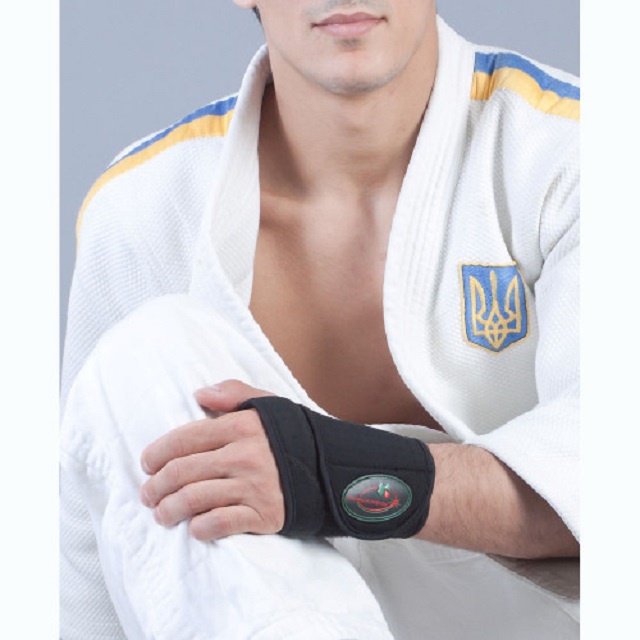 Купити бандаж для фіксації променевозап'ястного суглоба  ЗС-1-ТМ, Реабілітімед (Україна), чорного кольору з емблемою виробника на сайті orto-med.com.ua