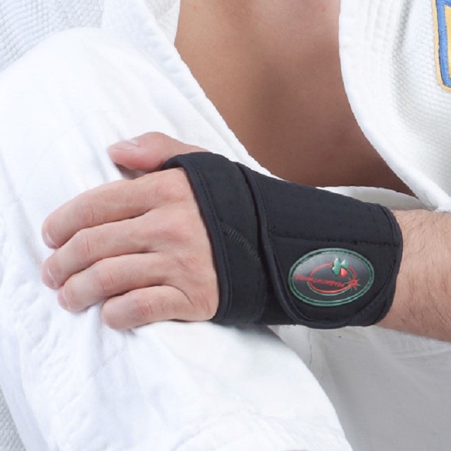 Купити бандаж для фіксації променевозап'ястного суглоба  ЗС-1-ТМ, Реабілітімед (Україна), чорного кольору з емблемою виробника на сайті orto-med.com.ua