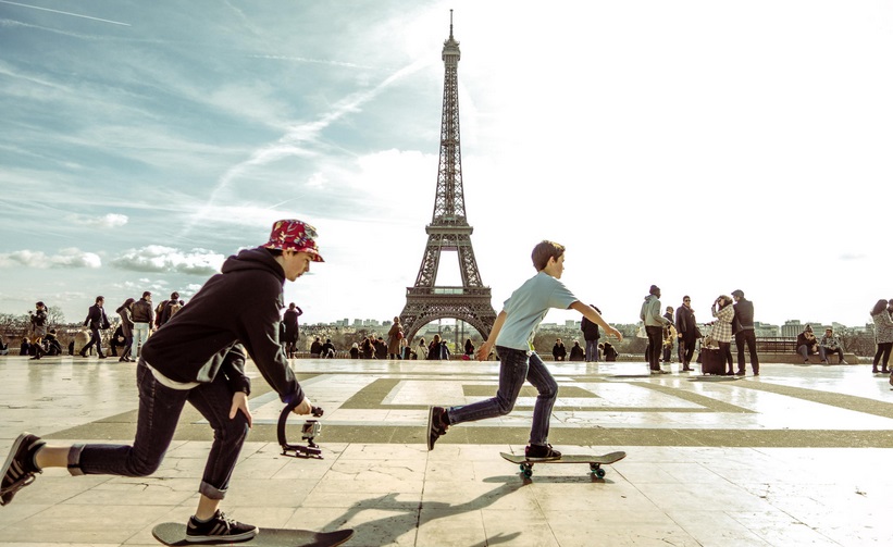 Voyage a paris. Машина на фоне Эйфелевой башни. Эйфелева башня Неймар. БТС Эйфелева башня. Клоун с Эйфелевой башней.